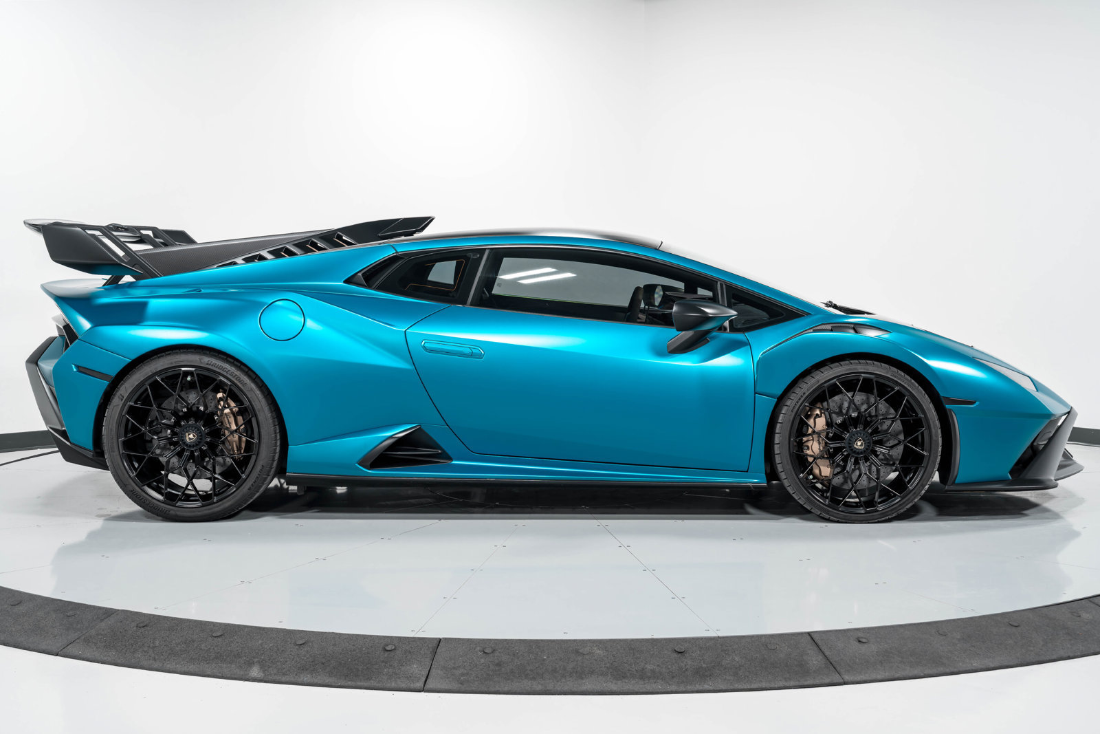 Used 2022 Lamborghini Huracan STO RWD image 2