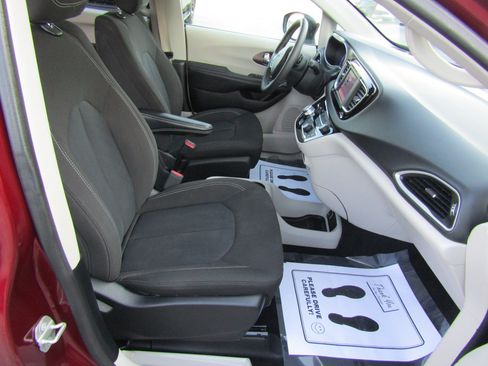 Used 2023 Chrysler Voyager LX FWD image 17