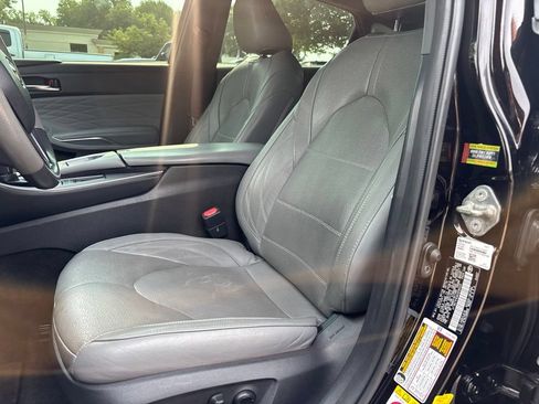Used 2019 Toyota Avalon Limited FWD image 43