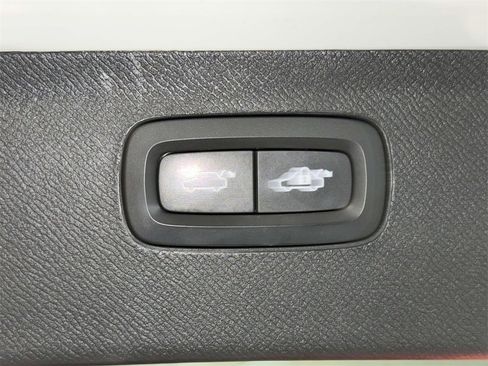 Used 2020 Volvo XC90 T6 Momentum w/ Protection Package Premier image 18