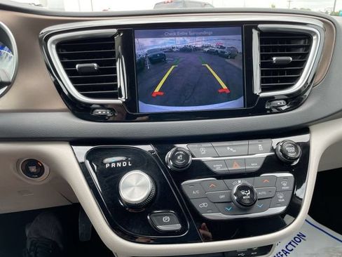 Used 2017 Chrysler Pacifica Touring-L Plus FWD image 23
