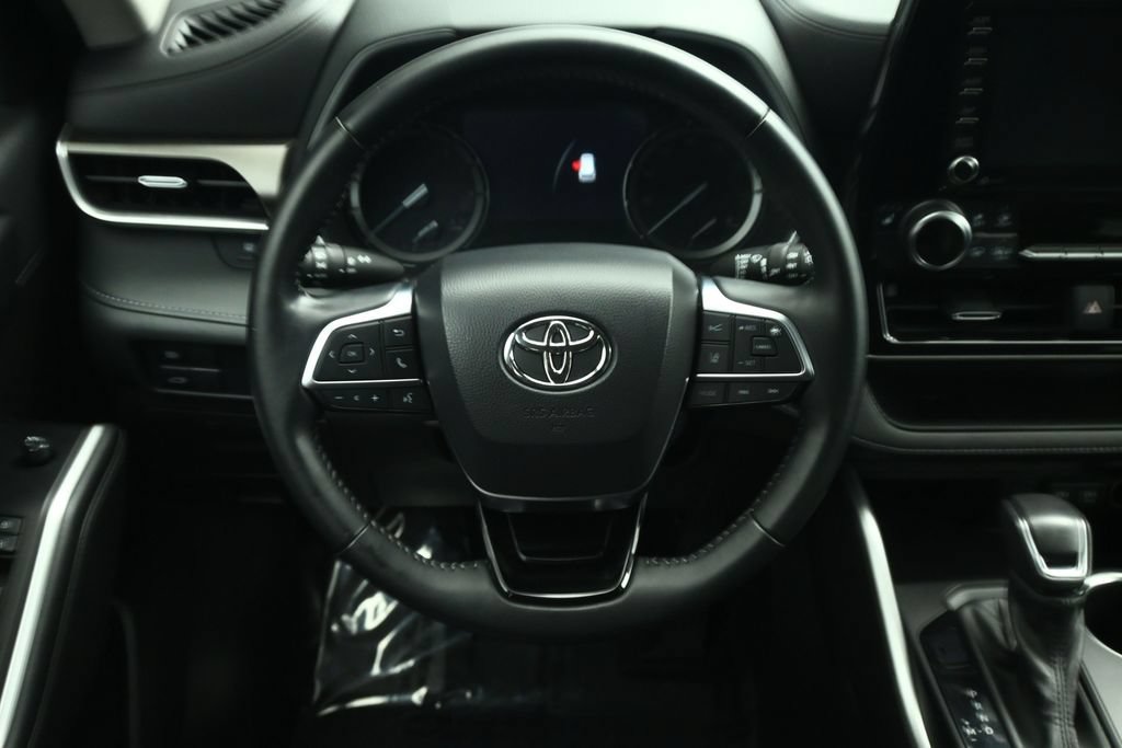 Used 2021 Toyota Highlander XLE AWD/4WD image 12