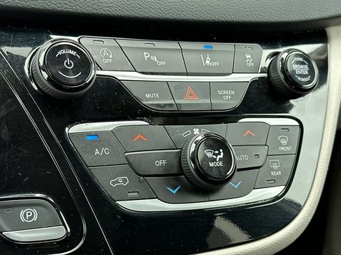 Used 2023 Chrysler Pacifica Touring-L FWD image 22