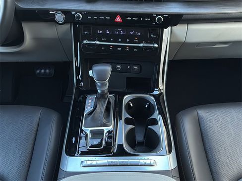 Used 2024 Kia Carnival EX image 23