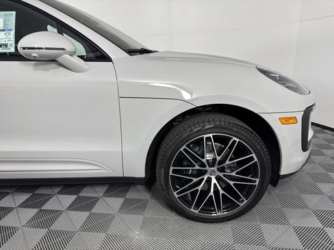 Certified 2025 Porsche Macan image 12