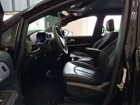 Certified 2023 Chrysler Pacifica Touring-L w/ S Appearance Package image 5