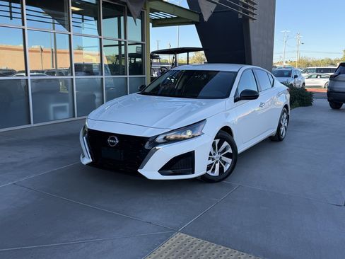 Used 2024 Nissan Altima 2.5 S image 2