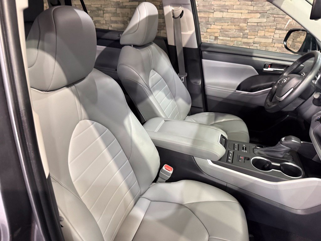 Used 2022 Toyota Highlander XLE AWD/4WD image 32