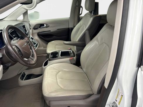 Used 2017 Chrysler Pacifica Touring-L Plus w/ Tire & Wheel Group FWD image 13