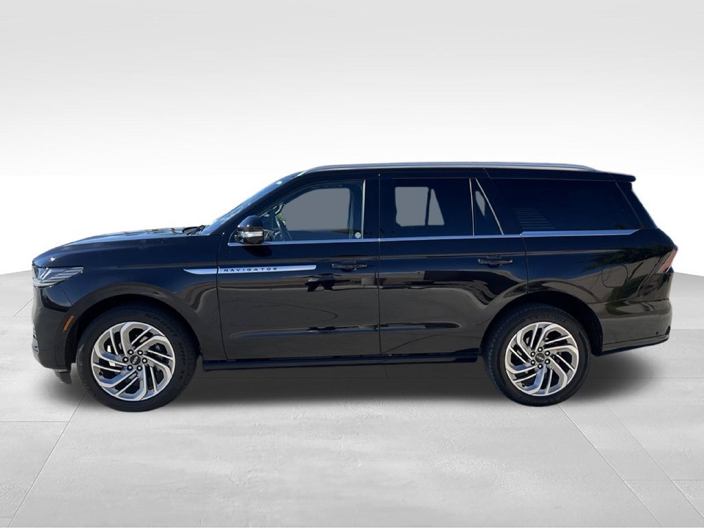 Used 2025 Lincoln Navigator Reserve AWD/4WD image 6