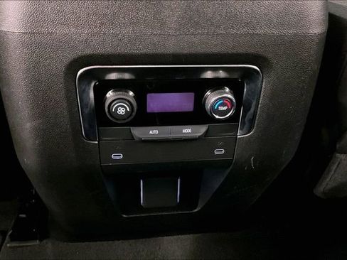 Used 2025 Chevrolet Suburban Z71 image 32