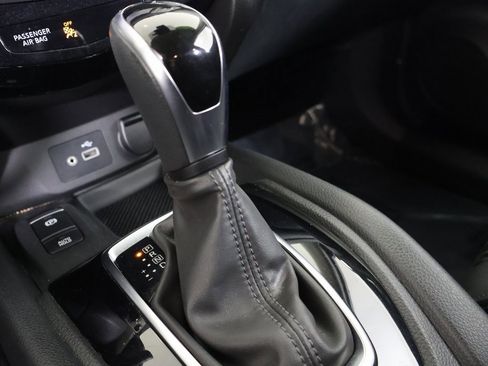 Used 2019 Nissan Rogue SV w/ Premium Package image 3