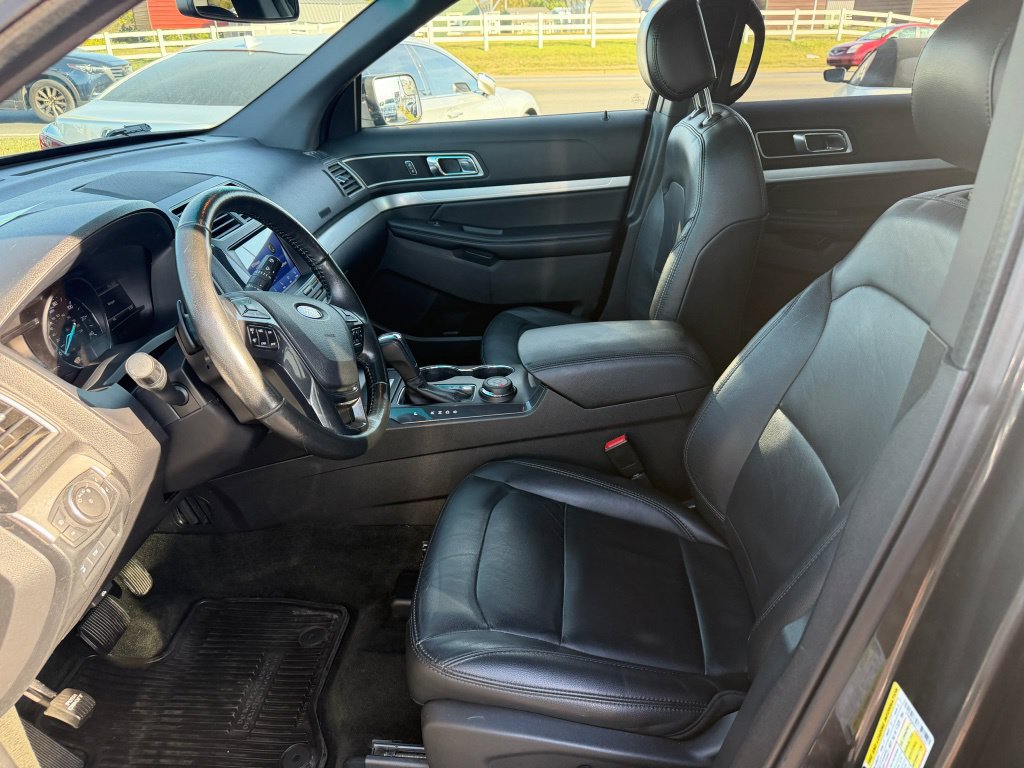 Used 2016 Ford Explorer XLT w/ Equipment Group 202A AWD/4WD image 9