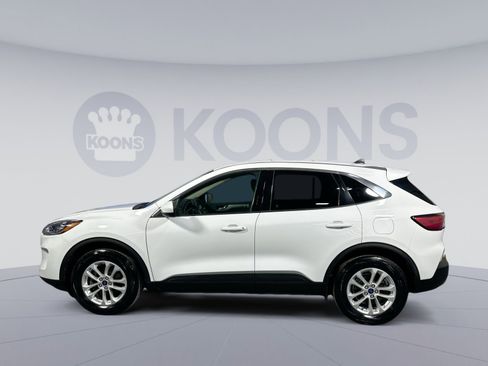 Used 2020 Ford Escape SE image 2