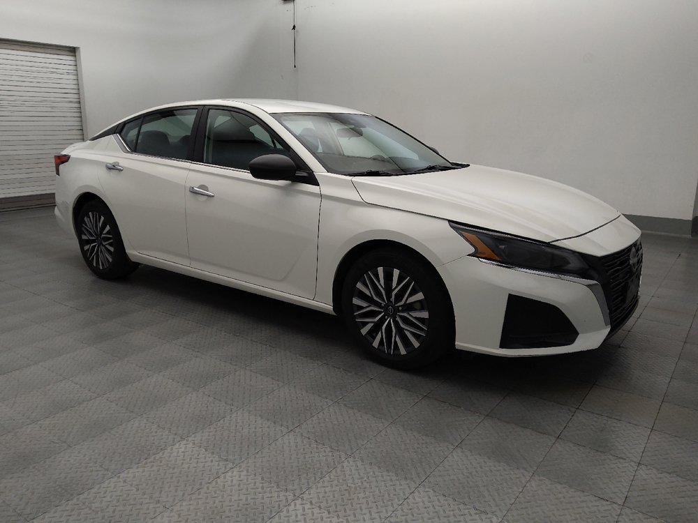 Used 2025 Nissan Altima 2.5 SV FWD image 11