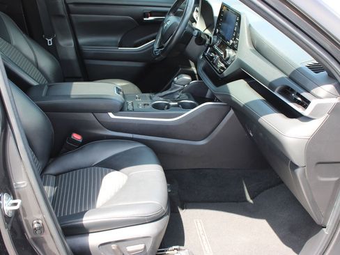 Used 2022 Toyota Highlander XSE FWD image 24