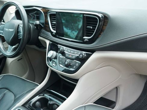 Used 2022 Chrysler Pacifica Limited FWD image 28