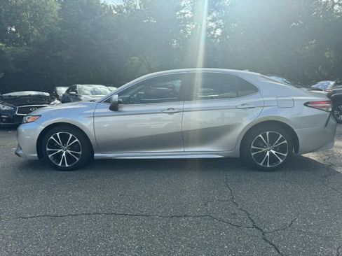 Used 2019 Toyota Camry SE FWD image 2