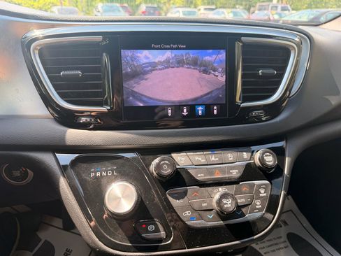 Used 2018 Chrysler Pacifica Touring-L w/ Advanced Safetytec Group FWD image 39