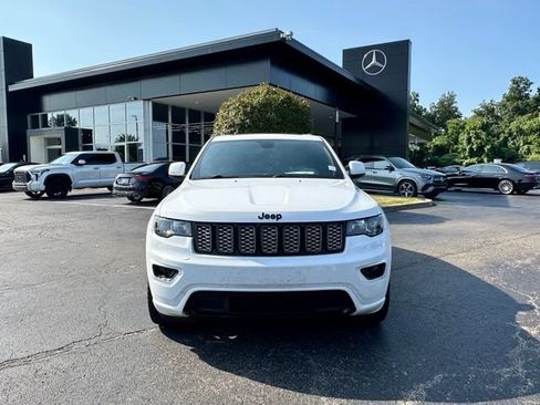 Used 2019 Jeep Grand Cherokee Altitude AWD/4WD image 2