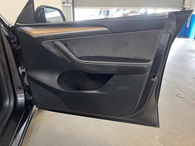 Used 2024 Tesla Model Y Long Range AWD/4WD image 13