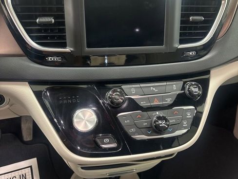 Used 2018 Chrysler Pacifica Touring-L w/ Tire & Wheel Group FWD image 14
