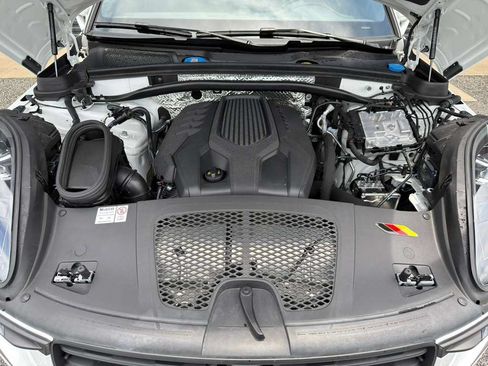 Certified 2024 Porsche Macan AWD/4WD image 20