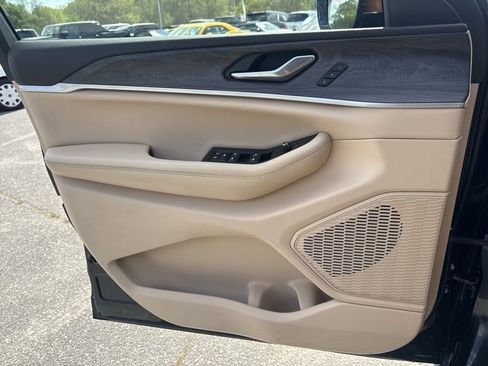 Used 2023 Jeep Grand Cherokee Limited w/ Luxury Tech Group II image 27