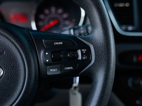 Used 2018 Kia Sedona L image 30