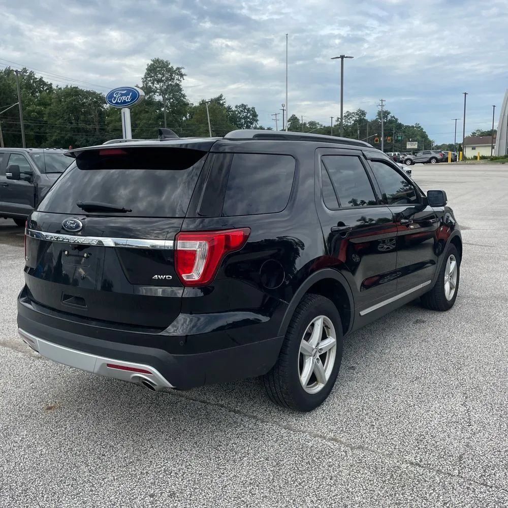 Used 2017 Ford Explorer XLT w/ Equipment Group 202A AWD/4WD image 8