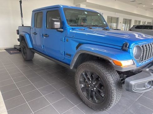Used 2025 Jeep Gladiator Sport AWD/4WD image 5