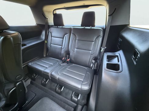 Used 2023 GMC Acadia SLT w/ Preferred Package image 18