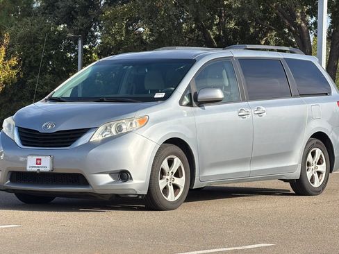 Used 2014 Toyota Sienna LE FWD image 8