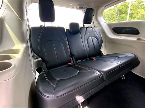 Used 2024 Chrysler Pacifica Touring-L FWD image 29