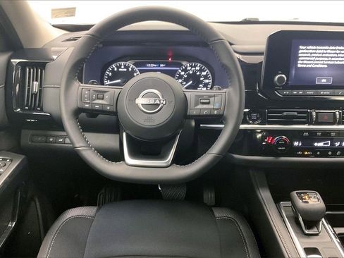 Certified 2025 Nissan Pathfinder SV image 4