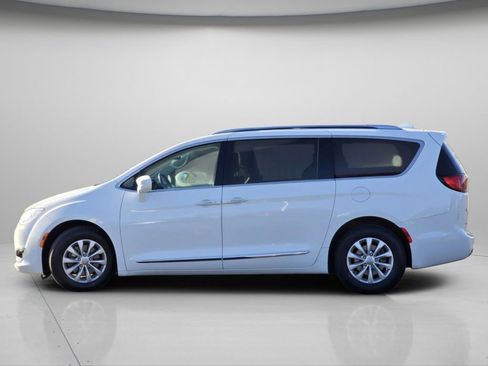 Used 2018 Chrysler Pacifica Touring-L FWD image 19