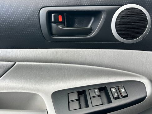 Used 2014 Toyota Tacoma PreRunner w/ SR5 Package image 11