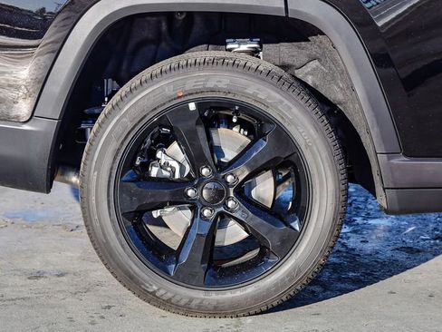 New 2025 Jeep Grand Cherokee L Altitude image 12