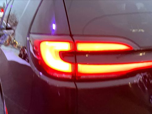 Used 2024 Chrysler Pacifica Select image 32