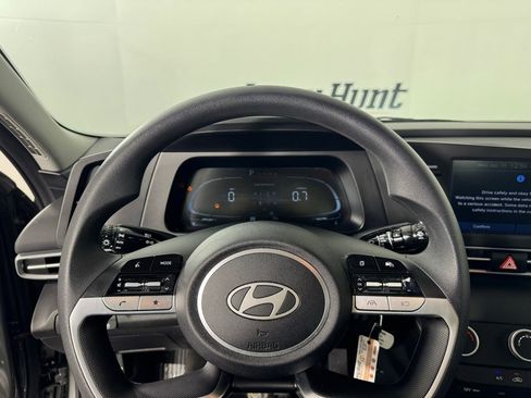 Used 2025 Hyundai Elantra SE FWD image 19