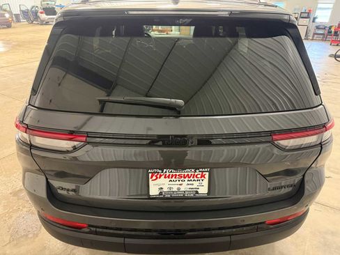 Used 2024 Jeep Grand Cherokee Limited w/ Luxury Tech Group II image 16