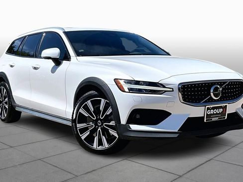 Used 2023 Volvo V60 B5 Cross Country Ultimate w/ Climate Package image 3