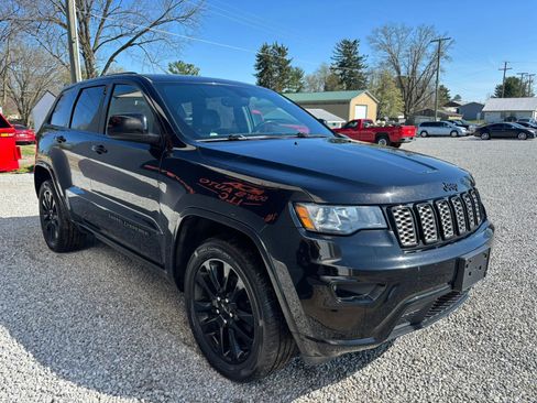 Used 2017 Jeep Grand Cherokee Altitude AWD/4WD image 9