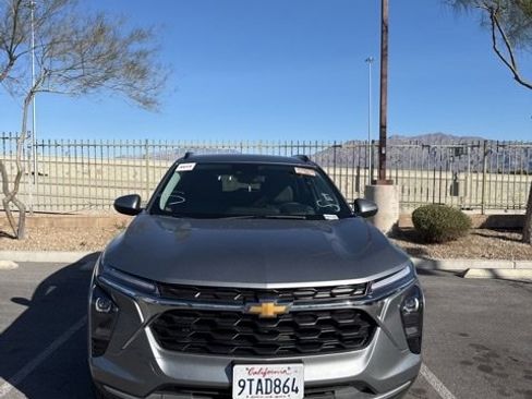 Used 2025 Chevrolet Trax LT w/ LT Convenience Package image 2