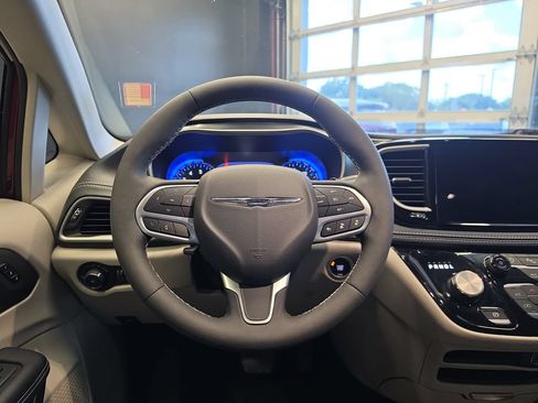 Used 2023 Chrysler Pacifica Touring-L FWD image 20