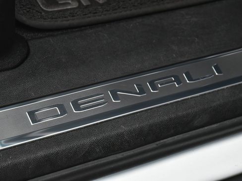 Used 2025 GMC Yukon Denali image 17