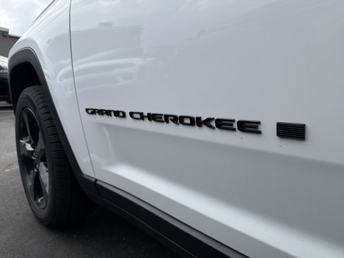 Certified 2023 Jeep Grand Cherokee Limited w/ Luxury Tech Group II AWD/4WD image 39