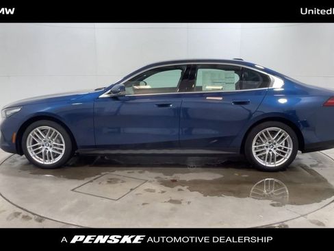 Used 2025 BMW 530i xDrive w/ Premium Package image 5