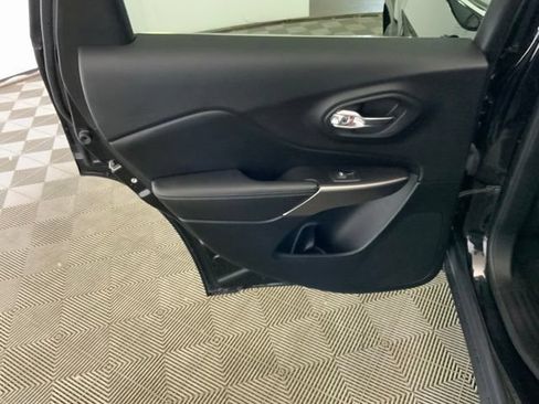 Used 2019 Jeep Cherokee Limited w/ Luxury Group AWD/4WD image 29