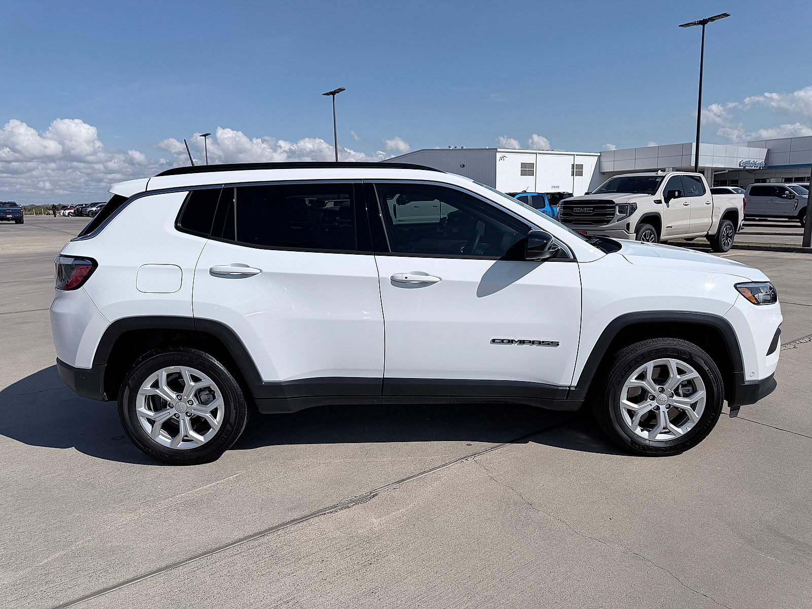 Used 2024 Jeep Compass Latitude w/ Convenience Group AWD/4WD image 8